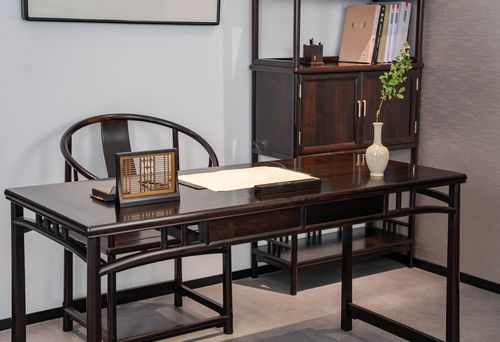 榮鼎軒是一家集研究,設(shè)計生產(chǎn),銷售服務(wù)于一體的紫光檀紅木家具企業(yè)